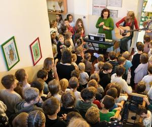 Vánoční zpívání na schodech