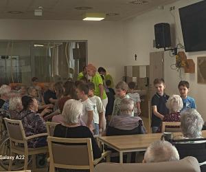 Vystoupení žáků II. B v Alzheimer Home